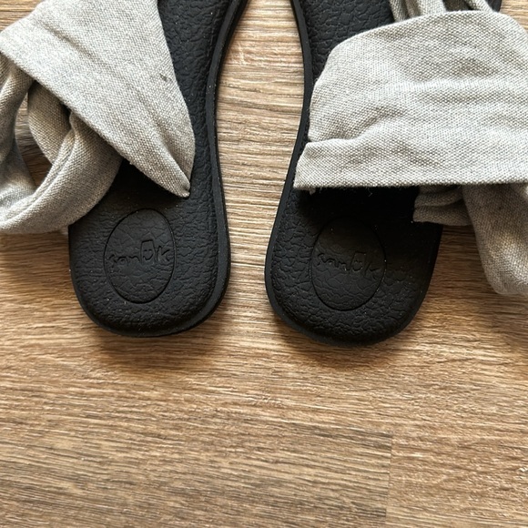 Sanuk sandals - Picture 2 of 4